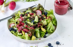 Bunter Salat mit pinkem Dressing
