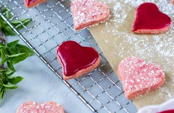 Rosa Butterkekse mit pinkem Zuckerguss
