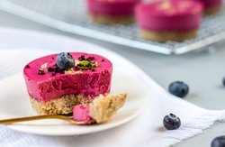 Flamingo Rohkosttörtchen mit Kokos und Zitrone