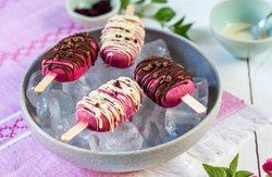 Pinkes Eis am Stiel mit Schokotopping